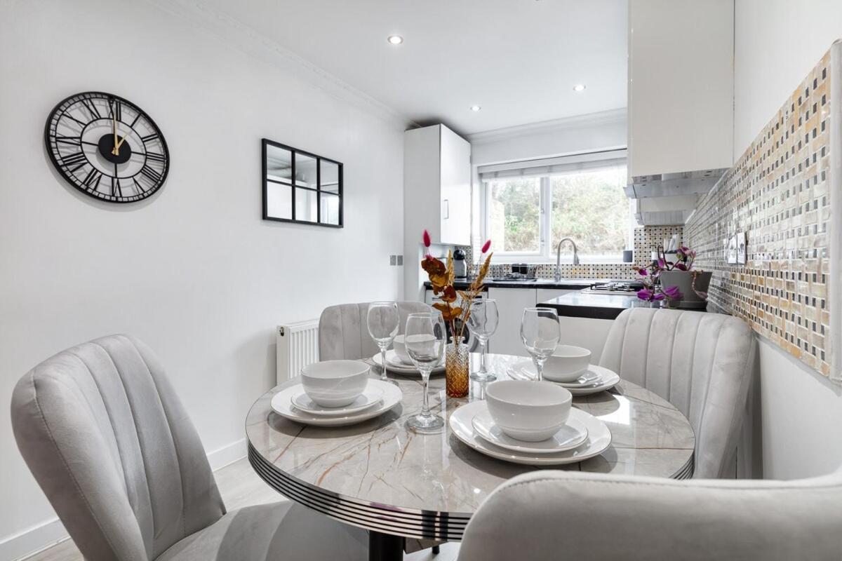 Modern Two Bed With Free Gated Parking Space Appartamento Londra