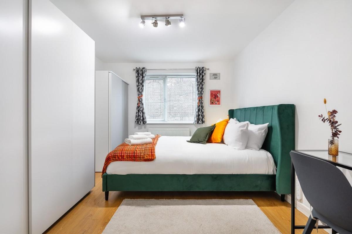 Modern Two Bed With Free Gated Parking Space Londra
