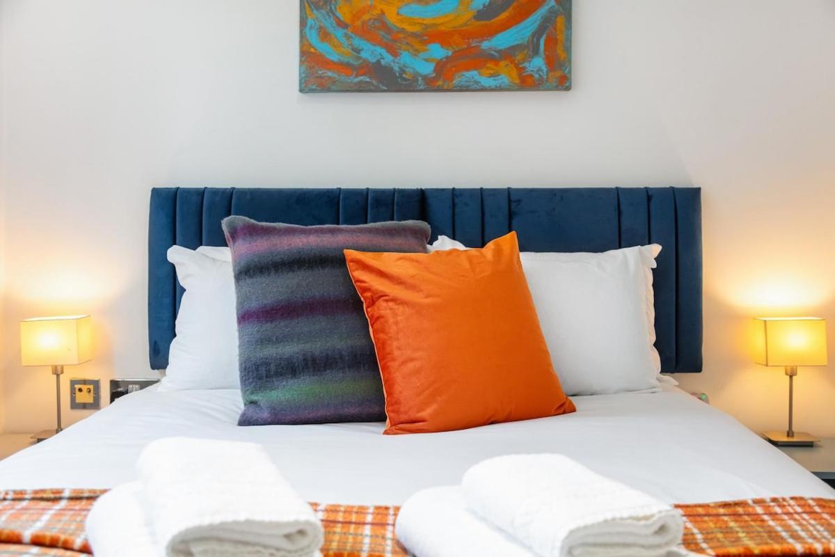 Modern Two Bed With Free Gated Parking Space Appartamento *