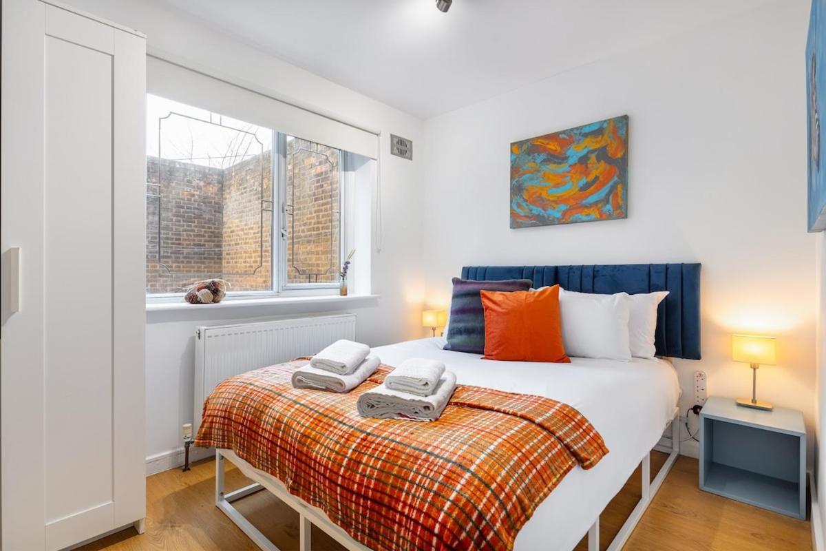 Modern Two Bed With Free Gated Parking Space * Londra