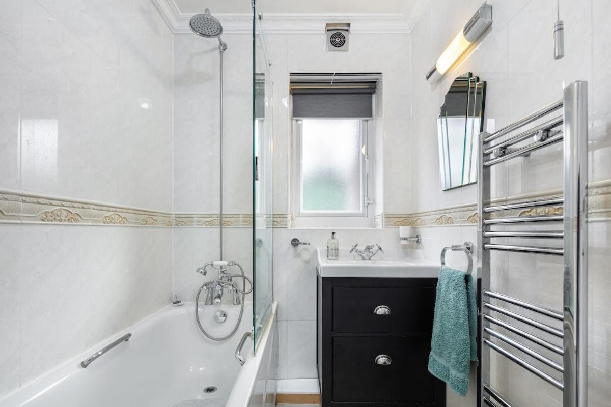 Modern Two Bed With Free Gated Parking Space Appartamento