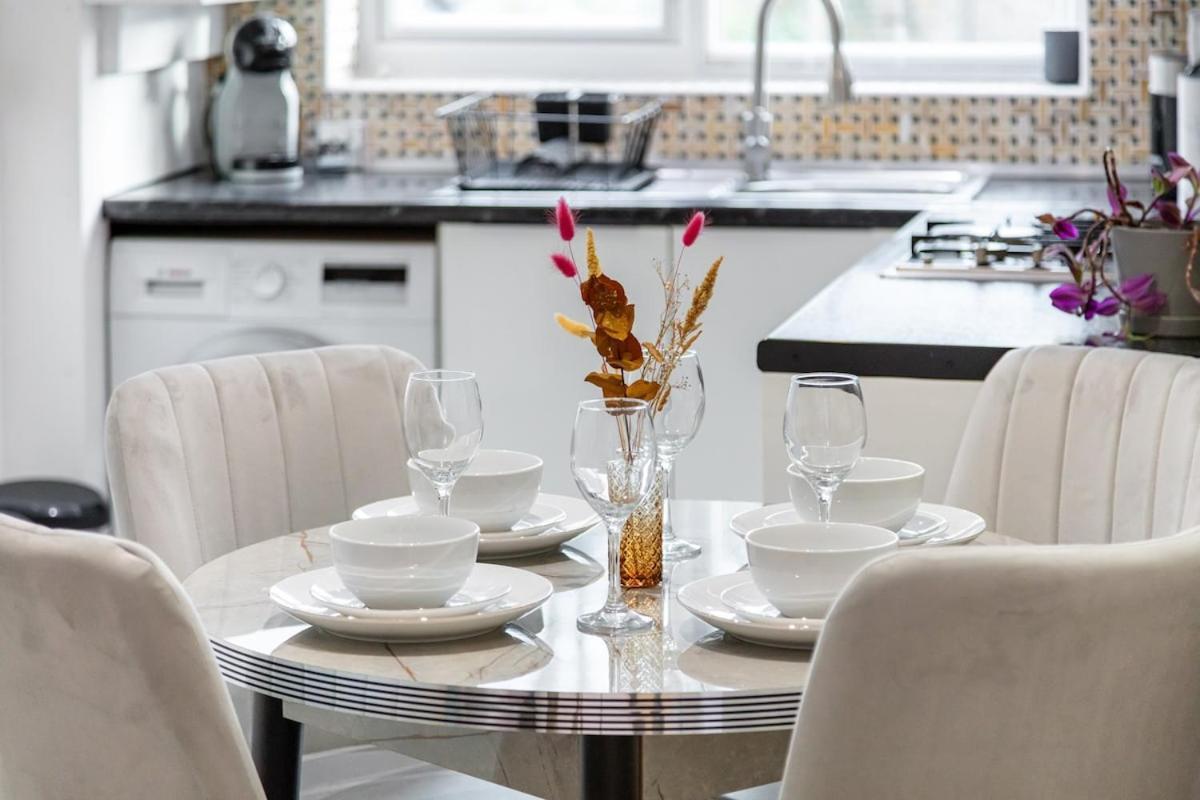 Modern Two Bed With Free Gated Parking Space * Londra