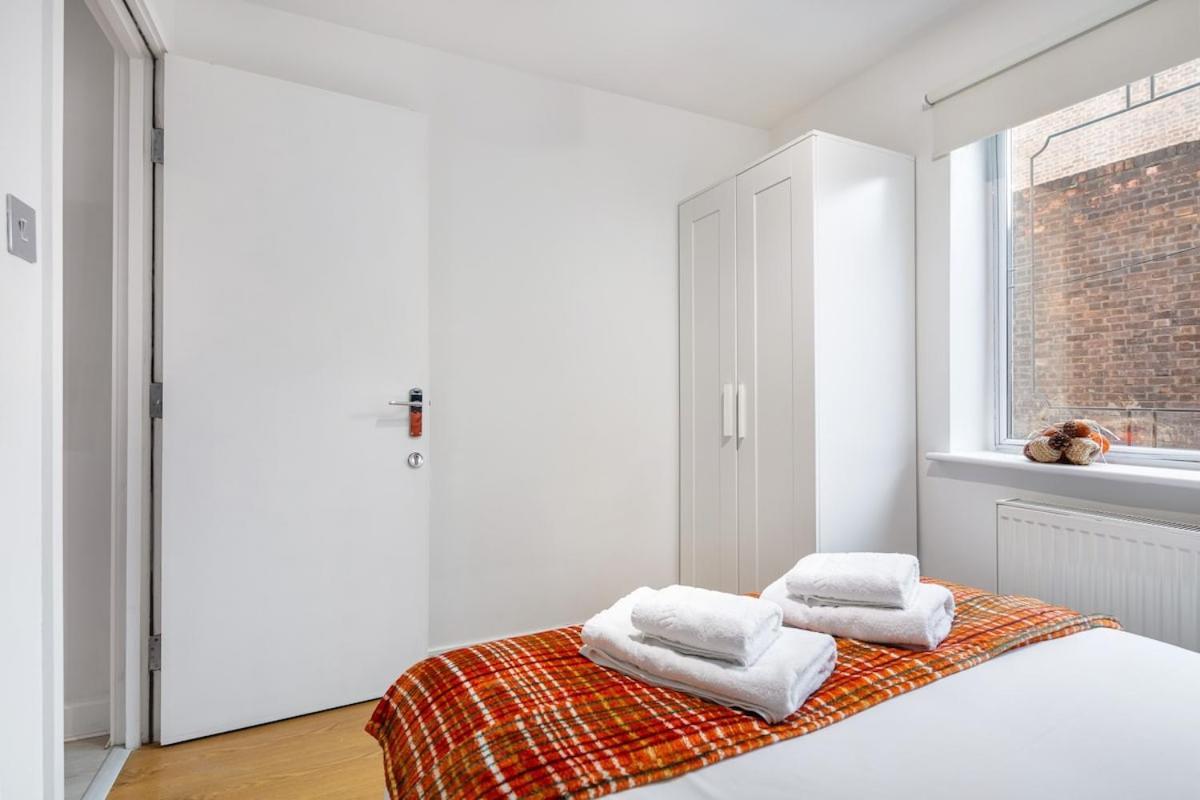 Modern Two Bed With Free Gated Parking Space Appartamento Londra