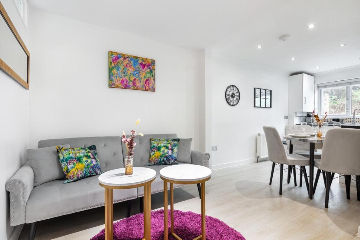 Appartamento Modern Two Bed With Free Gated Parking Space Londra