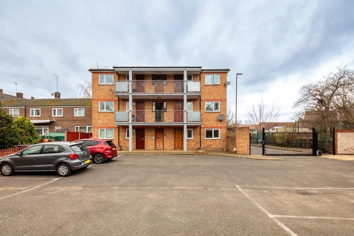 Modern Two Bed With Free Gated Parking Space Londra