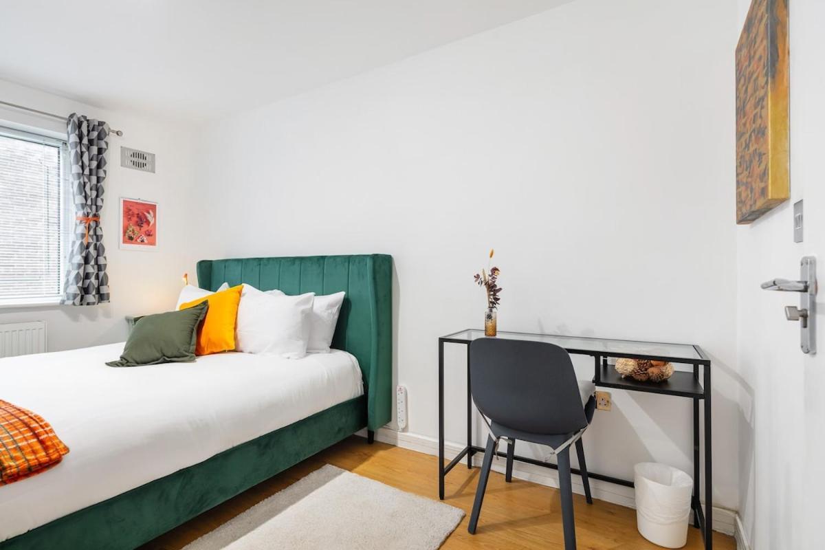 Modern Two Bed With Free Gated Parking Space * Londra