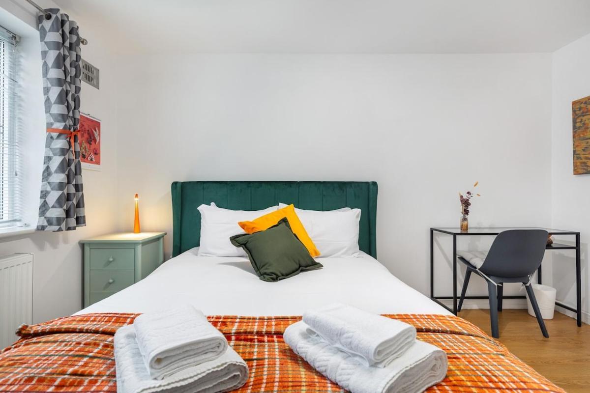 Appartamento Modern Two Bed With Free Gated Parking Space *