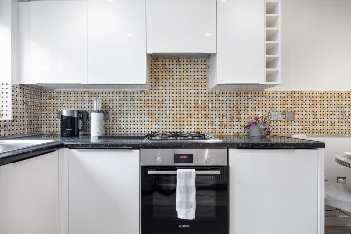 Appartamento Modern Two Bed With Free Gated Parking Space