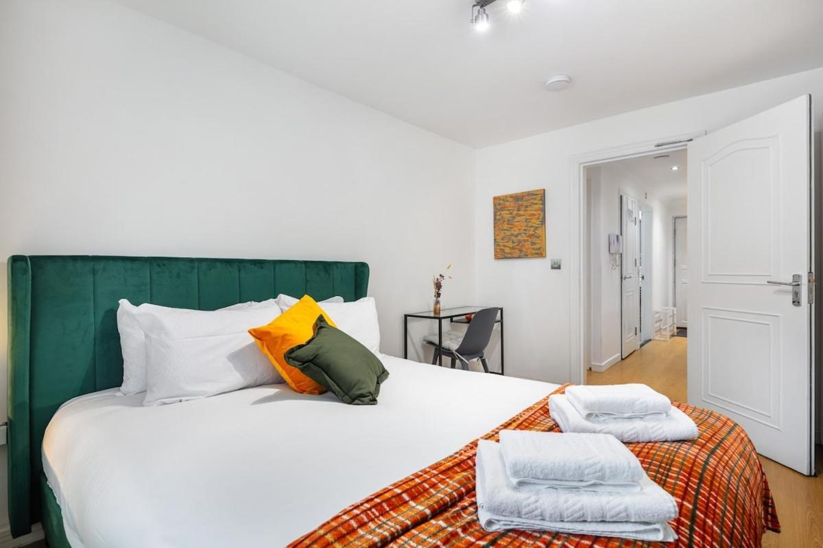 Modern Two Bed With Free Gated Parking Space Appartamento *