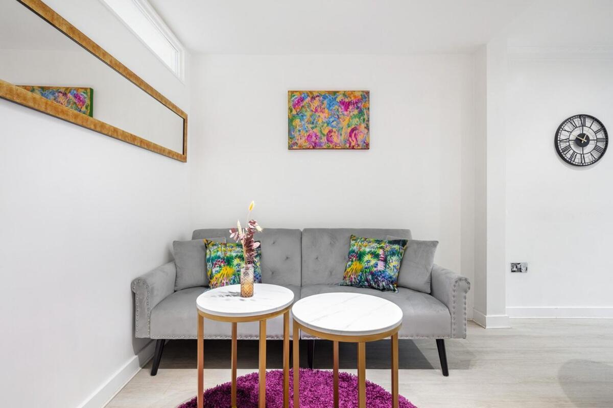 Modern Two Bed With Free Gated Parking Space Appartamento Londra
