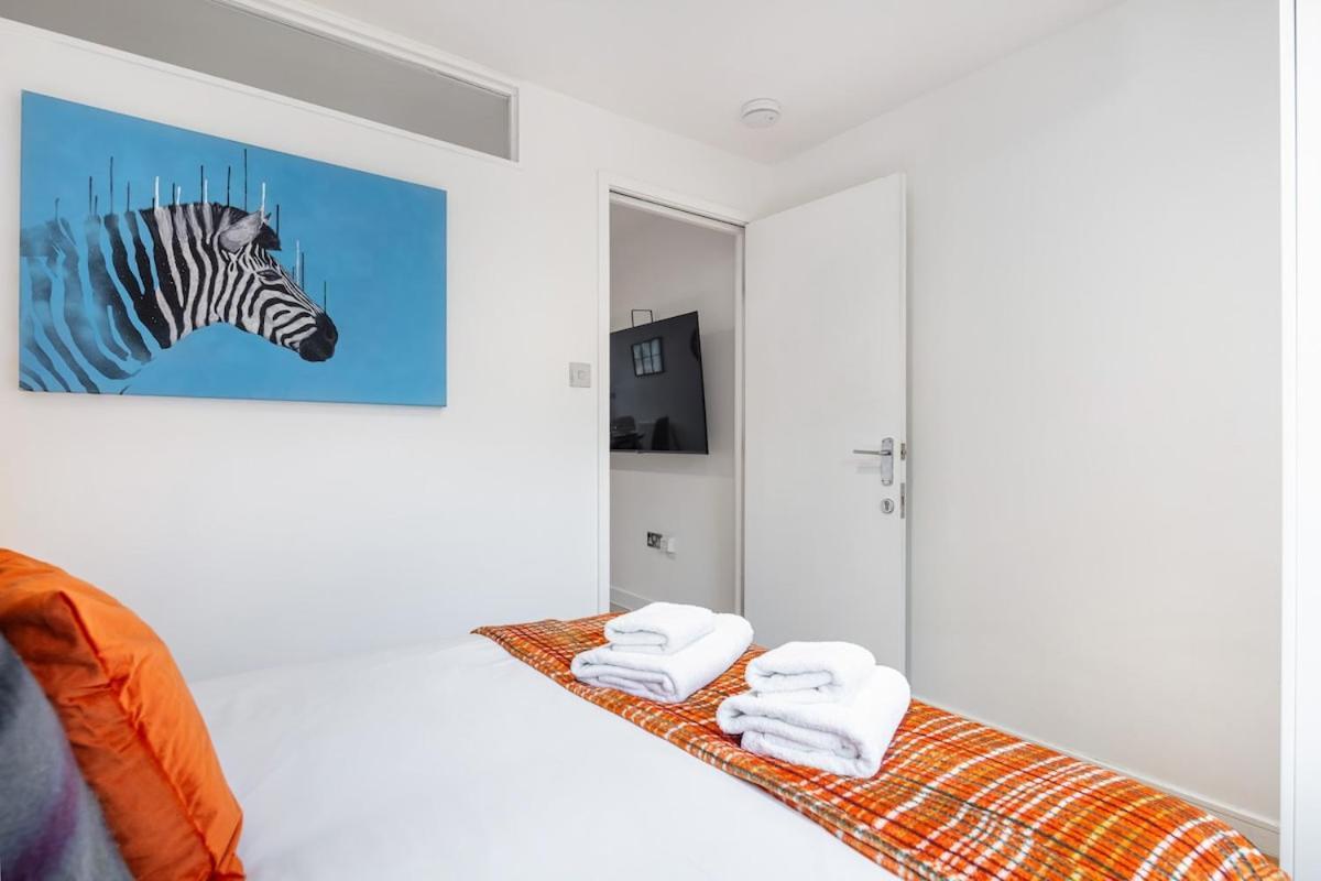 Modern Two Bed With Free Gated Parking Space * Londra