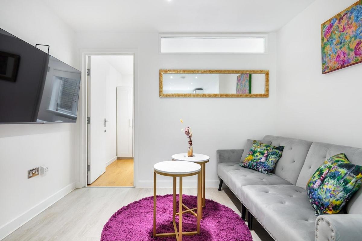 Modern Two Bed With Free Gated Parking Space Appartamento