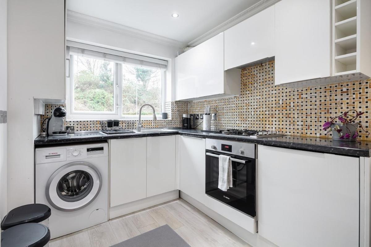Modern Two Bed With Free Gated Parking Space * Londra